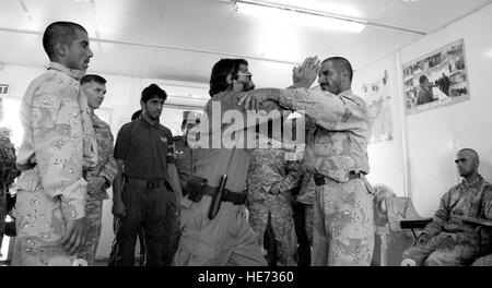 100826-F-1020B-031.jpg Gardez - eine afghanische Nationalpolizei, die Kursleiter zwei Polizei zeigt Rekruten Hand Kampftechniken im Gardez Regional Training Center 26. August 2010 durchführen. Die aktuelle Klasse 197 Rekruten ihre sechswöchige Grundausbildung Aug. 21 begonnen und werden voraussichtlich Anfang Oktober zu absolvieren. Gardez RTC bietet derzeit Platz für 350 Schüler aber Renovierung und Expansionspläne drücken Kapazität um 450 bis Juni 2011.  Staff Sgt Sarah Brown /) Stockfoto