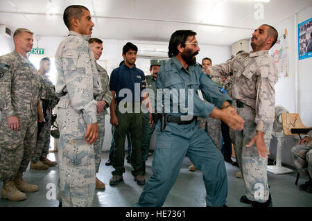 100826-F-1020B-034.jpg Gardez - eine afghanische Nationalpolizei, die Kursleiter zwei Polizei zeigt Rekruten Hand Kampftechniken im Gardez Regional Training Center 26. August 2010 durchführen. Die aktuelle Klasse 197 Rekruten ihre sechswöchige Grundausbildung Aug. 21 begonnen und werden voraussichtlich Anfang Oktober zu absolvieren. Gardez RTC bietet derzeit Platz für 350 Schüler aber Renovierung und Expansionspläne drücken Kapazität um 450 bis Juni 2011.  Staff Sgt Sarah Brown /) Stockfoto