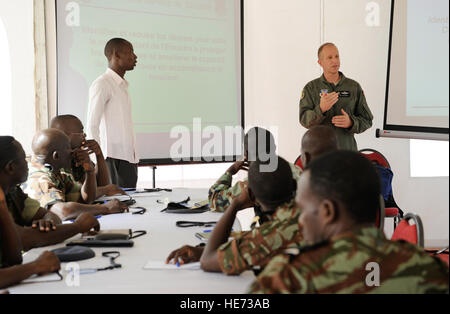 Lieutenant Colonel Jeff Waldman, 129. Rescue Wing Sicherheitsbeauftragter weist Piloten aus mehreren Ländern während afrikanische Partnerschaft Flug in Dakar, Senegal, 16. Juni 2014. US-Luftstreitkräfte in Europa und Afrika Flieger Air Forces sind im Senegal für APF, ein Programm zur Verbesserung der Kommunikation und Interoperabilty zwischen den regionalen Partnern in Afrika. Die afrikanischen Partnern gehören, Senegal, Togo, Burkina Faso, Benin, Ghana, Mauretanien, Nigeria und Niger mit den USA Hilfe bei Organisation.  Staff Sgt. Ryan Crane) Stockfoto