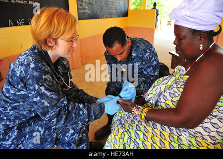 Lt. CMdR Kelly Larson und Hospital Corpsman 2. Klasse Edward Lopez Test eine togolesische Dorfbewohner für Malaria bei einer medizinischen Civic Action Programm Gesundheitsmesse. Medizinisches Personal haben aus hoher Geschwindigkeit Schiff Swift (HSV-2) im Rahmen einer Afrika-Partnerschaft-Station-Besuchs in Angriff genommen. PS ist eine Kooperationsinitiative internationale Sicherheit, erleichtert durch Commander, US Naval Forces Europe-Africa, zur Stärkung der global maritime Partnerschaften durch Schulungen und gemeinsame Aktivitäten zur Verbesserung der Sicherheit im Seeverkehr und Sicherheit in Afrika. Stockfoto