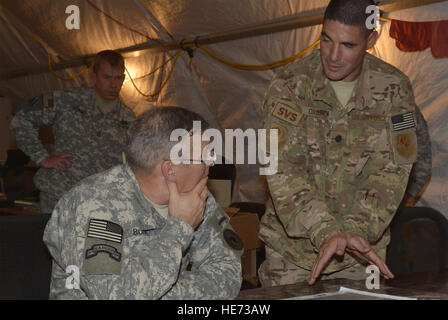 Army Command Sergeant Major Darrin Bohn, senior Führer für US Africa Command eingetragen, ist durch die Air Force Oberstleutnant Matthew Coldsnow, Bohn Executive Officer, Master Sergeant Roger Markko blickt auf eine informierte. Während seines Besuchs zu kombiniert Joint Task Force-Horn von Afrika sah Bohn aus erster Hand die verschiedenen Operationen um CJTF-HOA Mission der Stabilisierung und Stärkung der Sicherheit in Ostafrika durch-militärischer Zusammenarbeit mit Partnerstaaten zu unterstützen. <i>Teile dieses Bildes aus Sicherheitsgründen maskiert wurden.</i>  Techn. Sgt Megan Crusher) Stockfoto