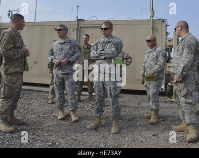 Air Force Oberstleutnant Matthew Coldsnow Antworten Fragen von Army Command Sergeant Major Darrin Bohn, senior Führer für US Africa Command, während eine Basis-Tour eingezogen wurde und treffen sich in Grüße mit kombiniert Joint Task Force-Horn von Afrika Personal. Während seines Besuchs in HOA sah Bohn aus erster Hand die verschiedenen Operationen zur Unterstützung der Mission der Stabilisierung und Stärkung der Sicherheit in Ostafrika durch-militärischer Zusammenarbeit mit Partnerstaaten.  Techn. Sgt Megan Crusher) Stockfoto