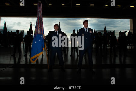 U.S. Air Force-Mitglieder aus der 720ste spezielle Taktik-Gruppe stehen in Parade Ruhe während einer Änderung der Befehl Zeremonie in die Freiheit-Hangar auf Hurlburt Field, Florida, 12. Juni 2012. 720ste STG begrüßte Oberst Kurt Butler als Kommandant und aktiviert die 24. Special Operations Wing auf Hurlburt Field. Flieger 1. Klasse Christopher Williams)(Released) Stockfoto