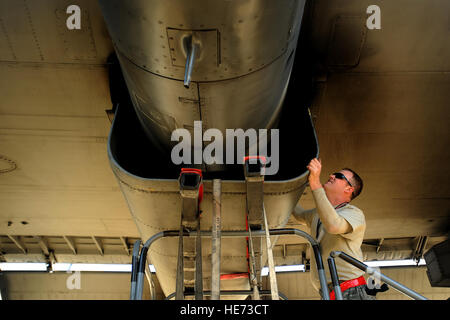 AC-130U Gunship Crew Chief SRA Christopher Gibson aus der 4. Aircraft Maintenance Squadron, legt ein Panel wieder auf das Flugzeug während der routinemäßigen Wartung am Januar 28,2011 an Hurlburt Field, Florida Die AC-130U "Spooky" Gunship ist die Hauptwaffe des Air Force Special Operations Command. Seine Hauptaufgaben sind Luftnahunterstützung, air Interdiction und bewaffnete Aufklärung. Das U-Modell ist eine verbesserte Version des H und ist mit Seite feuern, trainierbar 25mm, 40mm und 105mm Kanonen ausgestattet. (Master Sgt. Jeremy T. Lock) (Freigegeben) Stockfoto