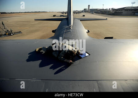 AC-130U Gunship Crew Chief SRA Robin Rose aus der 4. Aircraft Maintenance Squadron, führt Prüfungen durch routinemäßige Wartungsarbeiten an der Oberseite des Flugzeugs am Januar 28,2011 an Hurlburt Field, Florida Die AC-130U "Spooky" Gunship ist die Hauptwaffe des Air Force Special Operations Command. Seine Hauptaufgaben sind Luftnahunterstützung, air Interdiction und bewaffnete Aufklärung. Das U-Modell ist eine verbesserte Version des H und ist mit Seite feuern, trainierbar 25mm, 40mm und 105mm Kanonen ausgestattet. (Master Sgt. Jeremy T. Lock) (Freigegeben) Stockfoto