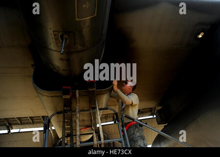 AC-130U Gunship Crew Chief SRA Christopher Gibson aus der 4. Aircraft Maintenance Squadron, legt ein Panel wieder auf das Flugzeug während der routinemäßigen Wartung am Januar 28,2011 an Hurlburt Field, Florida Die AC-130U "Spooky" Gunship ist die Hauptwaffe des Air Force Special Operations Command. Seine Hauptaufgaben sind Luftnahunterstützung, air Interdiction und bewaffnete Aufklärung. Das U-Modell ist eine verbesserte Version des H und ist mit Seite feuern, trainierbar 25mm, 40mm und 105mm Kanonen ausgestattet. (Master Sgt. Jeremy T. Lock) (Freigegeben) Stockfoto