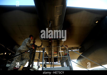 AC-130U Gunship Crew Häuptlinge aus der 4. Aircraft Maintenance Squadron, legen ein Panel wieder auf das Flugzeug bei Wartungsarbeiten am Januar 28,2011 an Hurlburt Field, Florida Die AC-130U "Spooky" Gunship ist die Hauptwaffe des Air Force Special Operations Command. Seine Hauptaufgaben sind Luftnahunterstützung, air Interdiction und bewaffnete Aufklärung. Das U-Modell ist eine verbesserte Version des H und ist mit Seite feuern, trainierbar 25mm, 40mm und 105mm Kanonen ausgestattet. (Master Sgt. Jeremy T. Lock) (Freigegeben) Stockfoto