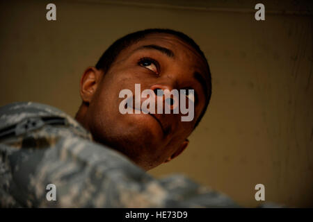 AC-130U Gunship Crewchief A1C. Jason Powell aus der 4. Aircraft Maintenance Squadron, legt ein Panel wieder auf das Flugzeug während der routinemäßigen Wartung am Januar 28,2011 an Hurlburt Field, Florida Die AC-130U "Spooky" Gunship ist die Hauptwaffe des Air Force Special Operations Command. Seine Hauptaufgaben sind Luftnahunterstützung, air Interdiction und bewaffnete Aufklärung. Das U-Modell ist eine verbesserte Version des H und ist mit Seite feuern, trainierbar 25mm, 40mm und 105mm Kanonen ausgestattet. (Master Sgt. Jeremy T. Lock) (Freigegeben) Stockfoto