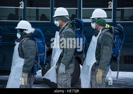 Flieger aus der 35. Kraft Support Squadron eintreffen am Unfallort einen simulierten Flugzeugabsturz in Misawa Air Base, Japan, 10. Dezember 2014. Ersthelfer, zusammen mit Suche und Bergung Teams zusammengestellt für eine erste kurze über ein simulierter c-130 Hercules auf Basis während des Trainings Beverly Sunrise 15-1 abgestürzt.  Staff Sgt Derek VanHorn Stockfoto