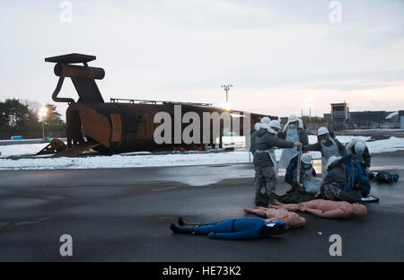 Suche und Bergung Flieger aus der 35. Kraft Support Squadron untersuchen einen simulierten Körper während des Trainings Beverly Sunrise 15-1 Misawa Air Base, Japan, 10. Dezember 2014. Rettungskräfte zusammengestellt nach ein simulierter c-130 Hercules abgeschossen wurde und mehrere Agenturen erforderte, angemessene Reaktion Maßnahmen zu ergreifen.  Staff Sgt Derek VanHorn Stockfoto