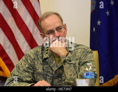 Generalleutnant (Dr.) Mark A. Ediger, Surgeon General der Luftwaffe, hört ein Briefing 18. März 2016, über die Veränderungen, die mit den medizinischen Einrichtungen von Buckley auf Buckley Air Force Base, Colorado 460. Medical Group-Zahnklinik bieten erleichterten Zugang zur Zahnpflege für Militärangehörige und ihre Familien.  Airman 1st Class Gabrielle Spradling Stockfoto