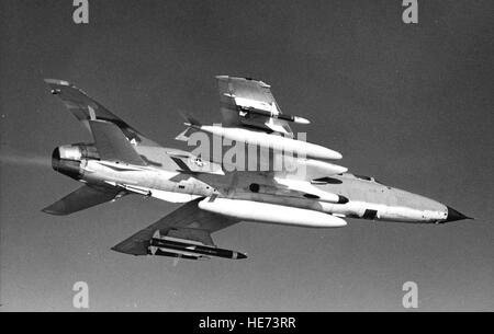 Republik F - 105G im Flug am 5. Mai 1970. Externe Speicher schließen QRC-380 Blister, AGM-45 Shrike und AGM-78B Standard ARM (Anti-Radiation Missile). (Foto der US Air Force) Stockfoto