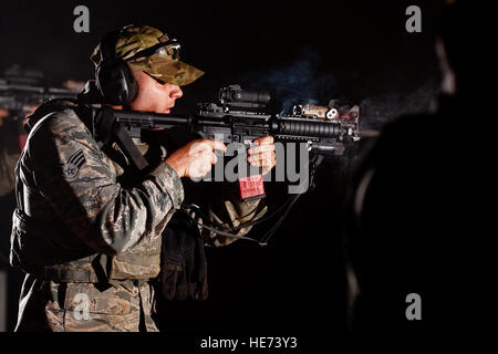 Senior Airman Cody Fuller, ein 122. Sicherheitskräfte Mitglied von 122. Kämpfer-Flügel in Fort Wayne, ind., soll seine PEQ-15-Laser-Gerät auf das Ziel, während Rauch aus platzen brennen seine M4-Gewehr die Luft, 11. April 2015, Fort Custer, Michigan füllt. Flieger trainieren in Tag und schlechten Lichtverhältnissen im Verlauf des Feuers zu qualifizieren. (Staff SGT William Hopper) Stockfoto