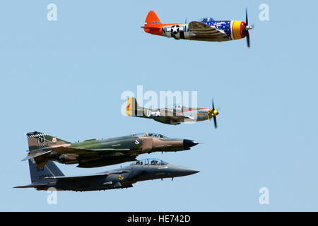 Der US-Air Force Heritage Flight bestehend aus einem p-47 Thunderbolt, p-51 Mustang, f-4 Phantom und f-15 Strike Eagle, fliegen in Formation vorbei an der Masse während am Samstag zeigen. Stockfoto