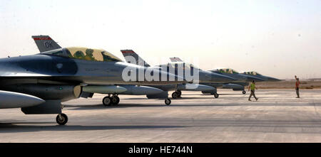 F-16 Fighting Falcons von der Air National Guard 138. Kämpfer-Flügel, mit Sitz in Tulsa, Oklahoma, Ankunft am Joint Base Balad, Irak, Sept. 18. Die f-16 s sind der 332. Expeditionary Jagdstaffel für eine zwei-Monats-Bereitstellung zugeordnet. Techn. Sgt. Richard Lisum) Stockfoto