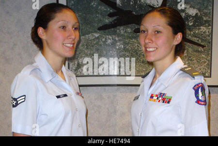 LANGLEY AIR FORCE BASE, Virginia - Flieger 1. Klasse Jillian Smith trägt zwei Uniformen. Sie ist als eine Aktivaufgabe Airman (links) Kommunikation Geselle zur 27. Intelligence Support Squadron versetzt.  In ihrer Freizeit der Pflicht erbietet sie als Second Lieutenant (rechts) mit der Civil Air Patrol.  (US  Illustration von techn. Sgt. Marina Pevey) Stockfoto