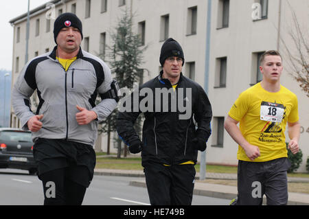 Mitglieder der Kaiserslautern militärischen Gemeinschaft beteiligen sich an der 2. jährlichen Flieger 1. Klasse Zachary Ryan Cuddeback Memorial 5K auf der Ramstein Air Base, Deutschland, 2. März 2013. Mitglieder des 86. Fahrzeug Bereitschaft Geschwaders halten den Lauf in Ehren ihre gefallenen Kameraden A1C Zachary Ryan Cuddeback. Stockfoto