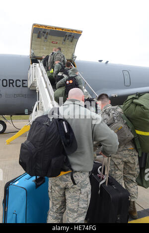 US Air Force Piloten von der 48th Kämpfer-Flügel an Bord einer Boeing KC-135 Stratotanker 6. März 2014, auf RAF Mildenhall, England. Zwei 100. Air Refueling Wing KC-135 s bereitgestellt Luftbrücke und Betankung Unterstützung für Flugzeuge und Personal zugewiesen, um die 48. FW. Die gemeinsame Anstrengungen zwischen den beiden Basen wurde zur Unterstützung der NATO Luft Polizeiarbeit Mission über die Baltische Region.  Airman 1st Class Kyla Gifford Stockfoto