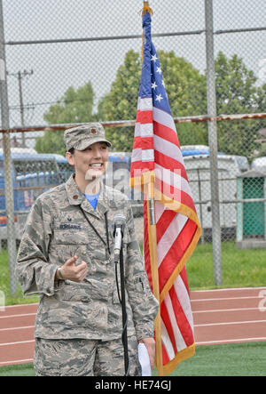 Major Jennifer Gurganus, 51. Wartung Staffelkapitän gibt einleitenden Bemerkungen während der Frauen Gleichstellung Tag Warrior Challenge 28. August 2015, Osan Air Base, Südkorea. Die Herausforderung legte fünf Teams der drei Flieger und ein Team von Soldaten aus Team Osan gegeneinander in einem Rennen mit anaeroben, muskulös und geistige Herausforderungen zu testen, die das beste Team hatte. Die 6. Staffel Intelligenz hier gewann den ersten Platz im Wettbewerb. Am 26. August 1920 erhielten die US-Frauen das Wahlrecht bei der 19. Zusatzartikel zur Verfassung bestätigt wurde; Gleichheit der Frauentag feiert t Stockfoto