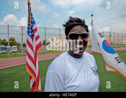 Techn. Sgt. Glenjulita Mazyck, 51. Wartung Geschwader Zeremonienmeister für der Frauen Gleichheit Day Krieger Challenge, nimmt eine Auszeit vom Kommentierung der Veranstaltung 28. August 2015, Osan Air Base, Südkorea. Die Fitness-Herausforderung stellen fünf Teams der drei Flieger und ein Team von Soldaten aus Team Osan gegeneinander in einem Rennen mit anaeroben, muskulös und geistige Herausforderungen. Frauentag der Geschlechter ist ein Tag jedes Jahr vom Präsidenten verkündet. Jeder Präsident hat eine Proklamation zum Frauentag Gleichheit veröffentlicht, seit 1972, dem Jahr nach Gesetzgebung zum ersten Mal im Kongress wurde. Techn. Sgt. Tra Stockfoto