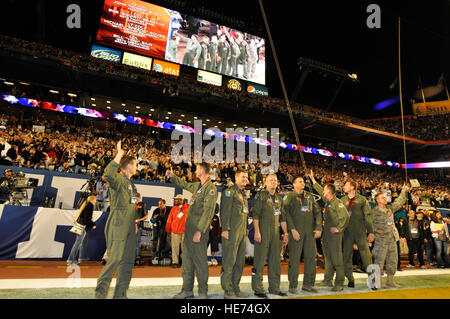 Mitglieder der Gruppe der Befehl von 125. Fighter Wing (FW), Florida Air National Guard Welle, um das Publikum bei Sun Life Stadium in Miami, Florida, 7. Februar 2010, folgende Super Bowl XLIV. Piloten aus dem Jacksonville-basierten Gerät durchgeführt eine Überführung während pregame Aktivitäten. Oberstleutnant Michael Birkeland, Kommandant der Abteilung 1, 125. FW, sagte, dass dies das erste Mal markiert eine Air National Guard-Einheit eine Überführung in einem Super Bowl-Spiel durchgeführt hat. Von links sind gezeigt: 125. FW Kommandeur Oberst Bob Branyon; 125. FW Wartung Geschwader Kommandeur Major Brian Bell; 125. Fighter Squadron Kommandant Oberstleutnant Mike Rous Stockfoto