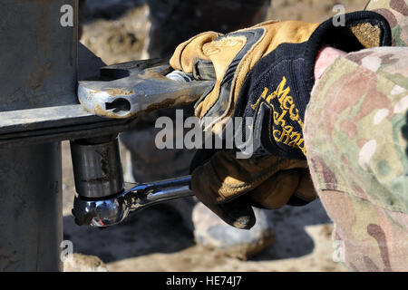 Mitglieder der 777th Expeditionary Prime BEEF-Staffel und die 755. Expeditionary Sicherheit Kräfte Squadron arbeiten auf einem gebrochenen Wasser gut gelegen in einem Dorf in der Nähe von Bagram Air Field, Afghanistan, 26. Januar 2013.  Die meisten von den Dörfern Wasser gut Probleme können mit einem einfachen Reparatur, Reinigung oder Sanierung gelöst werden.  Senior Airman Chris Willis) Stockfoto