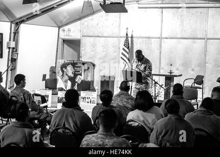 Master Sgt. Eric Jackson, 376th Air Expeditionary Wing Kaplan Assistent, hält eine Rede als der Zeremonienmeister bei die letzte gesprochene Wort Auftritt beim Transit Center am Manas, Kirgisistan, 11. Februar 2014. Gesprochenes Wort ist ein Ausdruck Leistung verwendet, um starke Nachrichten übermitteln, eine Geschichte erzählen oder wecken Emotionen durch die Form der Poesie wo der Künstler versucht sich mit dem Publikum zu machen. Black History Month ist eine Feier und Anerkennung der Leistungen von schwarzen Amerikanern in der US-Geschichte. Senior Airman George Goslin) Stockfoto