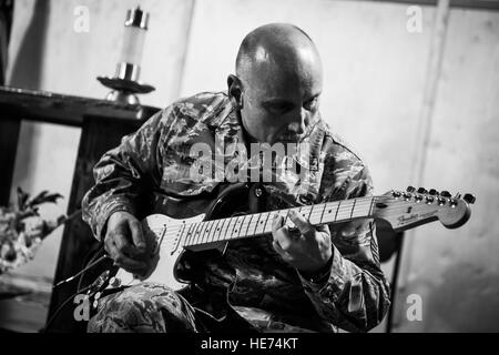 Senior Master Sergeant David Merris, 376th Expeditionary Bauingenieur-Geschwader First Sergeant, spielt Gitarre während der letzten gesprochenen Wortes Aufführung am Transit Center Manas, Kirgisistan, 11. Februar 2014. Gesprochenes Wort ist ein Ausdruck Leistung verwendet, um starke Nachrichten übermitteln, eine Geschichte erzählen oder wecken Emotionen in Form von Poesie wo der Künstler versucht sich mit dem Publikum zu machen. Black History Month ist eine Feier und Anerkennung der Leistungen von schwarzen Amerikanern in der US-Geschichte. MERRIS wird bereitgestellt von Luke Air Force Base, Arizona, und stammt aus Glendale, Arizona Senior Airman George G Stockfoto