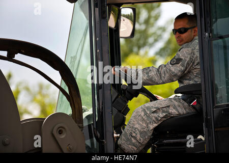 Staff Sgt Russell Larsen betreibt eine Raupe 10K Geländestapler Lasten medizinische Ausrüstung auf einen LKW im Transit Center am Manas, Kirgisistan, 16. Juni 2012. Das 376th Expeditionary Logistik Bereitschaft Geschwader unterstützt den Transport der Ausrüstung gebunden an die Bishkek Kinder Cardiac Center ausgeliefert werden. Larsen ist 376 ELRS nicht Commiessioned Offizier verantwortlich für eingehende Fracht aus Travis Air Force Base, Kalifornien, bereitgestellt und stammt aus Los Angeles. Stockfoto