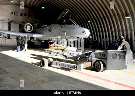 Waffen-Lader mit der 25. Jagdstaffel verbinden eine AGM-65 Maverick eine a-10 Thunderbolt II in der Vorbereitung für Betriebsbereitschaft Übung Beverly Bulldogge 13-02 auf Osan Air Base, Südkorea, 8. Februar 2013. Die AGM-65 Maverick ist eine taktische, Luft-Boden-Lenkflugkörper für nahe Luft-Unterstützung, Verbot und Verteidigung Unterdrückung-Mission entwickelt. Freuen Sie sich auf Stand-off-Funktion und hohe Wahrscheinlichkeit der Schlag gegen eine Vielzahl von taktischen Zielen, einschließlich Rüstung, Flugabwehr, Schiffe, Transportausrüstung und Tanklagern. Airman 1st Class Alexis Siekert) Stockfoto