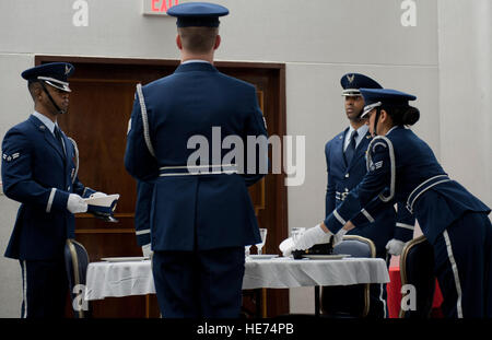 Auf der Incirlik Air Base in der Türkei stellt die Ehrenwache während des National Prayer Breakfast Hüte für jeden militärischen Zweig auf einen Tisch für Kriegsgefangene und MIA-Mitarbeiter, um Mitglieder des Militärs zu ehren und die Widerstandsfähigkeit der Flieger zu fördern. Stockfoto