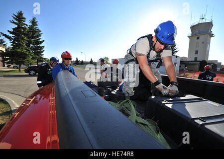 Feuerwehrleute aus dem 5. Civil Engineer Squadron hier und Barksdale Air Force Base, Louisiana 2. CES, einschließlich der Flieger von Arnold Engineering Development Center, schnappen Sie sich ihre Ausrüstung während hoher Winkel Rescue Übung auf der Minot AFB, 20. August 2012. Rettung Techniker Instruktoren Staff Sgt Aaron Brackett und Tech SGT David Hagenbuch, die Louis F. Garland Department of Defense Fire Academy in Goodfellow Air Force Base, Texas, kamen nach Minot AFB im Rahmen des Mobile-Ausbildungsteam. Die MTT geht von Base zu Base bietet Ausbildung, ganzjährig an der Feuer-Akademie durchgeführt wird. Stockfoto