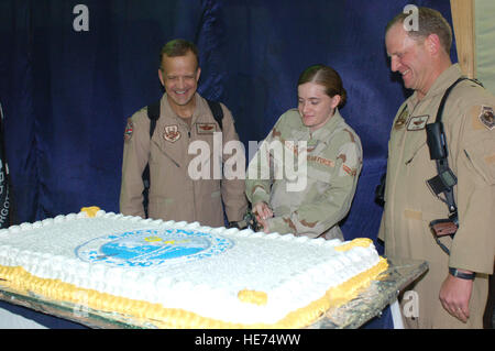 Air Force Generalmajor Kevin J. Kennedy (links), Airman 1st Class Kimberly Bigelow und Air Force Major General Jay H. Lindell teilzunehmen in einer traditionellen Zeremonie Kuchens während des Dienstes 60. Jubiläumsfeier im Camp Eggers in Kabul, Afghanistan. Kennedy ist Direktor der Komponente Koordination Luftelement für Central Command Air Force. Lindell ist Kommandeur der Combined Air Power Übergang Force für die kombinierte Sicherheit Übergang Befehl-Afghanistan. Bigelow wird bereitgestellt von Davis-Monthan Air Force Base, Arizona, und die CSTC-A Befehlsgruppe zugeordnet ist. Offiziell ber Stockfoto