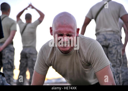 Senior Airman Joseph Massoglia 10. Sicherheit Kräfte Squadron, United States Air Force Academy, Colorado, durchführt während eine körperliche Fitness Test 2. Oktober 2014, auf Nellis Air Force Base, Nevada Liegestütze. RAC ist ein zwei einwöchige Führung Kurs vorzubereiten Flieger für US Army Ranger-Schule und stellt die Teilnehmern durch extremen physischen, mentalen und emotionalen Stress.  Flieger 1. Klasse Christian Clausen Stockfoto