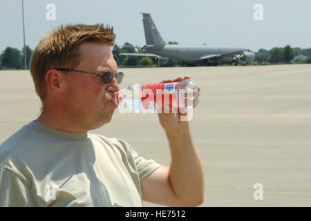 Techn. Sgt. Carl Tyynismaa nimmt einen Schluck Wasser nach einem Tag Montag, 18. Juli 2011 arbeitet an einer KC-135 Stratotanker Flugzeug bei Selfridge Air National Guard Base, Michigan Der Hitzeindex auf der Flightline war über 100 Grad am Nachmittag, Flieger an der Basis zu trinken extra Wasser und machen regelmäßige Pausen im Schatten verursacht. Tyynismaa ist ein Crew-Chief der 127. Flügel, Michigan Air National Guard an der Basis zugewiesen. Stockfoto