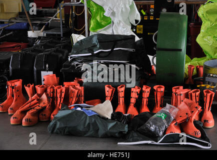 Ausrüstung ist auf dem Boden der 92. Bauingenieur Feuerwehr vor einen Ausbildungslehrgang bei Fairchild Air Force Base, Wash., 26. Juni 2014 gesammelt. Zwei Lehrer aus der Louis F. Garland Brand Academy reiste nach Fairchild mit aller Ausrüstung, Luftwaffe Feuerwehrleute und andere Rettungskräfte einen Kurs über gefährliche Material-Incident-Response und technisches Training zu lehren. Außerdem werden wie eine chemische Wirkung auf den Körper, Reaktionen mit anderen Chemikalien und korrekte Kennzeichnung der persönlichen Schutzausrüstung Forschung vermittelt. Louis F. Garland Brand Academy ist Stockfoto