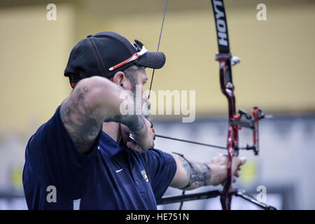 160508-F-WU507-010: Army Staff Sgt Billy Meeks (i.r.), Team USA konkurriert im Bogenschießen Wettbewerb bei den ESPN Wide World of Sports complex in Walt Disney World, Orlando, Florida, 8. Mai 2016.  Insgesamt drei Medaillen erhalten an der Veranstaltung.  Senior Master Sergeant Kevin Wallace /) Stockfoto