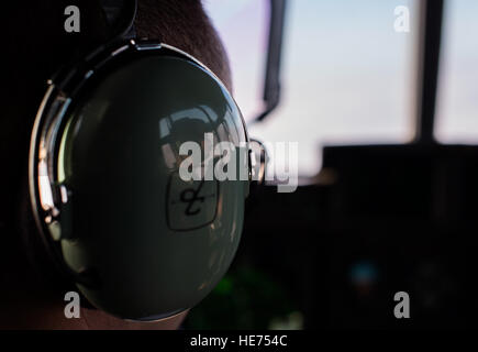 US Air Force Captain Jacob Fuchs, 37th Airlift Squadron C-130J Super Hercules Pilot fliegt über Powidz Air Base, Polen am 2. November 2015. Mitglieder des 37. und 169. wie nach Polen im Rahmen der Aviation Detachment 16-1 zur Unterstützung der Operation Atlantic lösen bereitgestellt. Während der Bereitstellung teilgenommen Piloten an unbebauten Landung Zone Qualifikationen, realistische Nachtsichtbrillen training und Flugzeuge Kommandant Upgrades. Senior Airman Damon Kasberg) Stockfoto