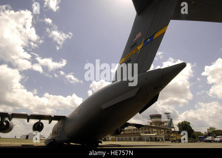 Eine c-17 Globemaster III liefert humanitäre gut Bohrausrüstung und 20 Marine Seabees von Camp Lemonier, Dschibuti, nach Nairobi, Kenia, zur Unterstützung der humanitären Brunnen bohren Mission, so dass kritische Wasserversorgung der Regionen in Dürrebedingungen. Die c-17 und seine Crew das 816th Expeditionary Luftbrücke Geschwader zugewiesen sind und werden bereitgestellt von Charleston Air Force Base, S.C. Staff Sgt Christina M. Styer) Stockfoto