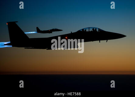 Ein paar der US Air Force F-15E Strike Eagles fliegen über den nördlichen Irak in den frühen Morgenstunden des 23. September 2014, nach Durchführung von Luftangriffen in Syrien. Diese Flugzeuge waren Teil eines großen Koalition Streik-Pakets, das die erste Streikrecht ISIL Ziele in Syrien war.  Senior Airman Matthew Bruch Stockfoto