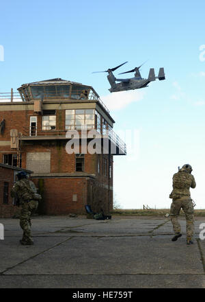 US Air Force Air Commandos zur 321st Special Tactics Squadron versetzt auf RAF Mildenhall, bereiten Sie sich taktisch ein Gebäude während einer Übung 4. März 2015, geben im Sculthorpe, England. Spezielle Taktiken Flieger sind bestens geschult, um Bekämpfung Such- und Rettungsaktionen in feindlicher Umgebung durchzuführen.  Senior Airman Victoria H. Taylor Stockfoto