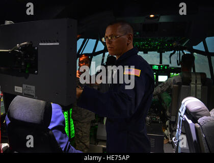 Mike Boyles, 551st Special Operations Squadron und Lockheed Martin Fluglehrer überwacht eine simulierte Luftbetankung Mission bei einer Führung durch die MC-130 J Commando II Flugsimulator 21. April 2015, Cannon Air Force Base, N.M. Flieger aus der 27. Special Operations Wing Personal Agency hatte die Gelegenheit, pilot den MC-130 J-Simulator in einer Bemühung, Flieger, die würde normalerweise nicht haben der Möglichkeit, praktische Erfahrungen mit den Simulatoren oder die Berufsfelder, zu geben, beschränken Sie den Zugriff auf Cannon Flugzeuge, einen Einblick, was der Cannons Piloten erforderlich ist. Flieger 1. Klasse Stockfoto