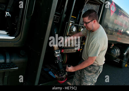 Senior Airman Eric Smith, 307th Logistik Bereitschaft Squadron Brennstoffe Flug Barksdale Air Force Base, Louisiana, bereitet sich auf eine a-10 Thunderbolt IIs 25 Juli auf Hickam Field, Hawaii, während der Rand des Pazifik Übung den Flugbetrieb zu tanken. Die Piloten die US-Marine Supply Fleet Logistic Center Pearl Harbor Brennstoffe Abteilung auf Hickam Field in Betrieb gepumpt, mehr als 10 Millionen Gallonen Kraftstoff, den Flugbetrieb für RIMPAC zu unterstützen. Zweiundzwanzig Nationen, mehr als 40 Schiffe und u-Boote, mehr als 200 Flugzeugen und 25.000 Mitarbeiter beteiligen sich an RIMPAC Übung vom 29. Juni bis 3. August in und rund um Stockfoto