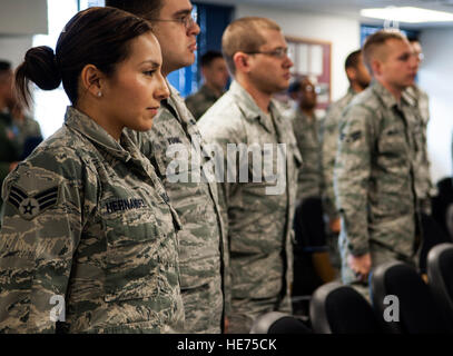 140205-F-WU507-001: Senior Airman Myra Hernandez, 366. Medical Support Squadron ernährungsphysiologischen Medizintechniker und Kommilitonen an der Mountain Home Air Force Base, Idaho, Flieger Leadership School stehen stramm, als Oberst Sarady Tan das Auditorium, 5. Februar 2014 betritt. Tan, der 366. Medical Group-Kommandant, besuchte ALS Schüler und Lehrer Engagement loben und Hernandez benachrichtigen, dass sie für eine neunmonatige Kommandierung Zuordnung durchzuführen mit Tops In Blue, ausgewählt worden waren. Hernandez, ein 2007 Norta Vista High School Diplom, wurde in der Luftwaffe seit fünf Jahren, hat Stockfoto