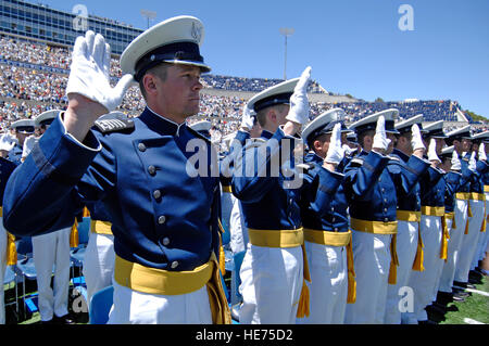 Jüngsterer Sohn Bradley Dewees rezitiert den Amtseid zusammen mit seinem Kollegen U.S. Air Force Academy-Kadetten auf seinem Weg zu Second Lieutenant bei der Graduierung Zeremonie kann 27 in Falcon Stadium. Leutnant Dewees war der Top-Absolvent in der Klasse von 2009.     Dennis Rogers) Stockfoto