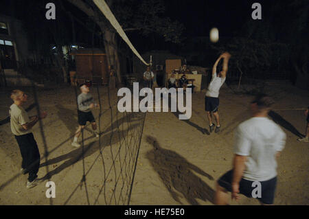 US Air Force und Mitglieder der Armee von Nangarhar Provincial Reconstruction Team spielen eine late-Night-Volleyball-Spiel zusammen auf ihre vorgeschobene operative Basis in Jalalabad, 9. November 2007. Nangarhar PRT ist ein gemeinsames Team der Flieger, Soldaten und Vertretern der US-Abteilung von Staat, US Agency for International Development und das US-Landwirtschaftsministerium. Das Team ist verantwortlich für die Unterstützung der Regierung der islamischen Republik Afghanistan verbessern Sicherheit, Governance und Wiederaufbau in der Provinz Nangarhar. Die PRT Gemeinschaftsbedürfnisse bewertet und dann baut sch Stockfoto