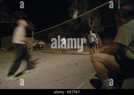 US Air Force und Mitglieder der Armee von Nangarhar Provincial Reconstruction Team spielen eine late-Night-Volleyball-Spiel zusammen auf ihre vorgeschobene operative Basis in Jalalabad, 9. November 2007. Nangarhar PRT ist ein gemeinsames Team der Flieger, Soldaten und Vertretern der US-Abteilung von Staat, US Agency for International Development und das US-Landwirtschaftsministerium. Das Team ist verantwortlich für die Unterstützung der Regierung der islamischen Republik Afghanistan verbessern Sicherheit, Governance und Wiederaufbau in der Provinz Nangarhar. Die PRT Gemeinschaftsbedürfnisse bewertet und dann baut sch Stockfoto