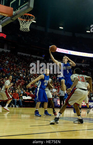 Mike Fitzgerald, US Air Force Academy Falcons senior nach vorn, nimmt den Ball auf den Reifen für einen Lay-up in einem Spiel gegen die University of Nevada Las Vegas, 12. Januar 2013, bei der Thomas and Mack Center in Las Vegas. Fitzgerald führen die Falcons mit 22 Punkten in eine Überstunden-Niederlage gegen UNLV.  Senior Airman Daniel Hughes) Stockfoto