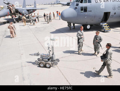 Staff Sgt Ryan Oliver, ein Explosive Ordnance Disposal-Teamleiter von 755. Luftgruppe Expeditionary demonstriert die Möglichkeiten ihrer Roboter für eine Masse an einem Tag der offenen Tür Zeremonie zu Ehren der 62. Geburtstag der Luftwaffe in Bagram Airfield, Sept. 18.  Die Luftwaffe Geburtstag Events begann um 06:00 mit einem militärischen Formation von Hunderten von Flieger, Soldaten, Matrosen und Marinesoldaten, Reveille, ein fünf-Kilometer-Lauf und später folgte eine Zeremonie und Tag der offenen Tür mit vielen Flugzeuge der Air Force auf dem Display.  Die Open-House-Veranstaltung fand für Soldaten, Marines und Matrosen zu mehr acquainte Stockfoto