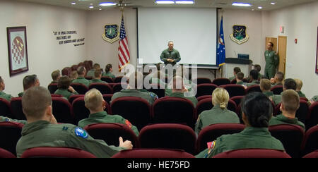 Oberstleutnant Jed Davis richtet sich an Rakete bekämpfen Besatzungsmitglieder aus dem 91. Space Wing Aug. 18 bei einem Pre-Departure Briefing Minot Air Force Base, N.D.  Nach dem Briefing fahren die Crews für ihre jeweiligen Rakete Alarm Anlagen verstreut über den nordwestlichen Teil des Staates, wo sie die Minuteman III Raketen unter ihrer Kontrolle zu überwachen.  Colonel Davis ist der 741st Rakete Staffelkapitän.  Master Sergeant Lance Cheung) Stockfoto